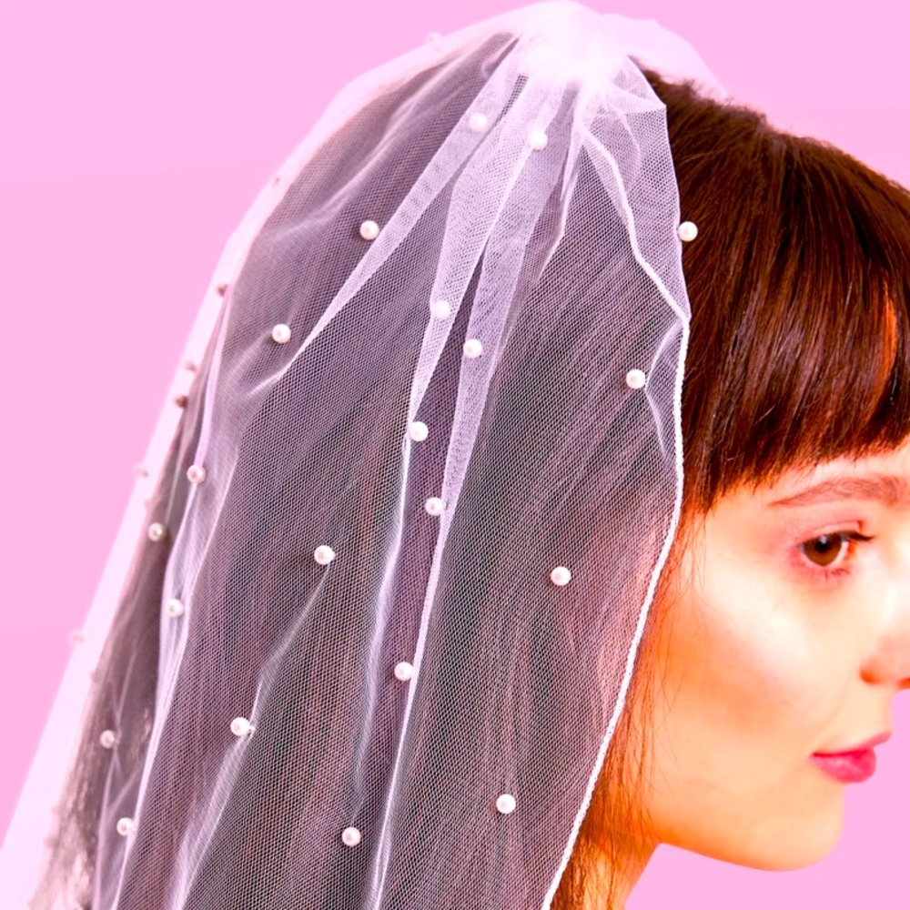 Accessory veil, beaded Pearl party veil, short bachelorette party veil